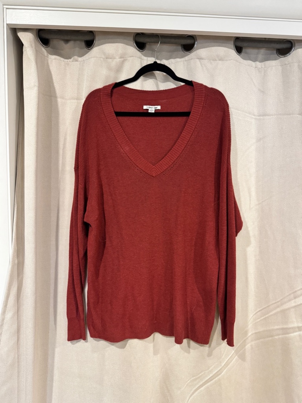 American Eagle V-neck Lightweight Sweater in Cranberry Red